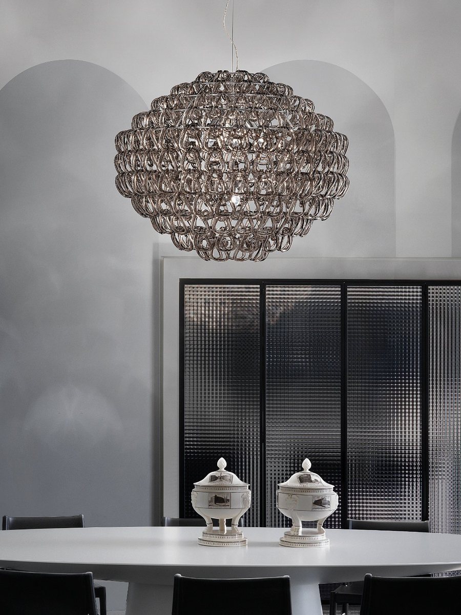 Lampadario in vetro sospeso sopra un tavolo da pranzo